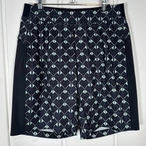 Geometric Patterned Shorts - Picture 3 of 10